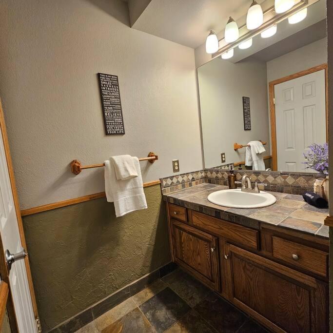 Private And Updated Breck Home With Hot Tub ブリッケンリッジ エクステリア 写真