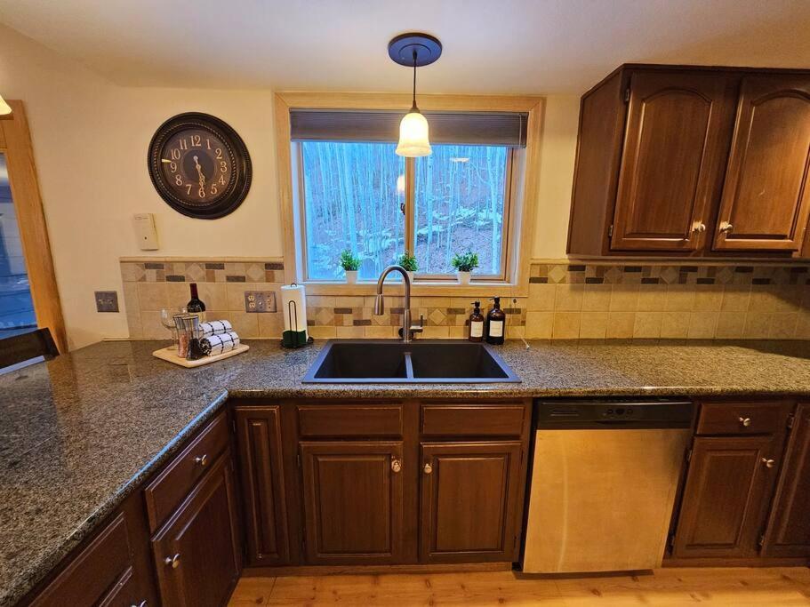 Private And Updated Breck Home With Hot Tub ブリッケンリッジ エクステリア 写真